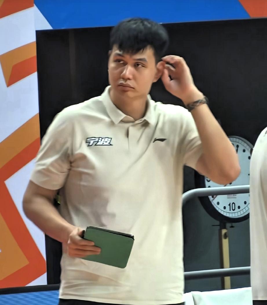 许钟豪担任主教练！
宁波男篮败给广东队后，球队遭遇四连败，而主教练科斯蒂奇也被迫
