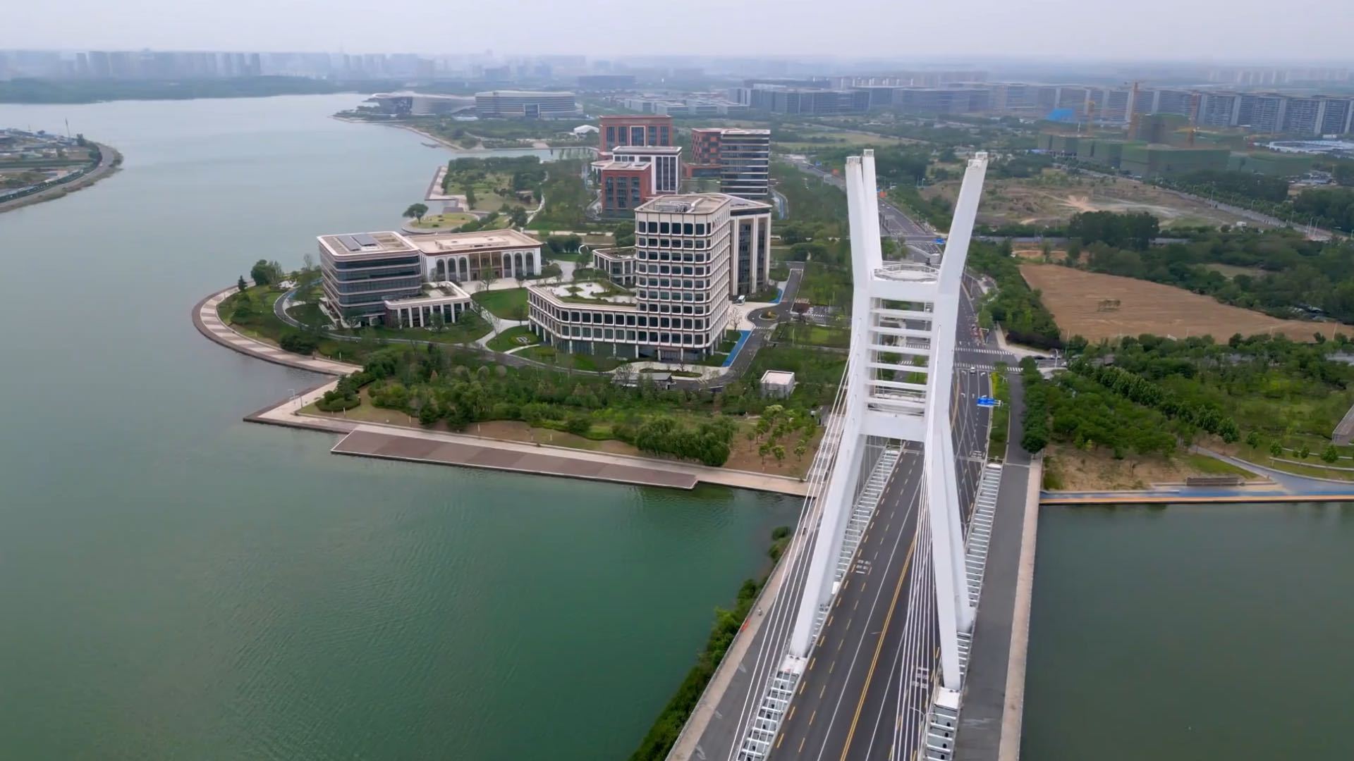 千年古都郑州迸发青春活力当晨光吻上商城遗址的夯土墙，3600年的历史呼吸在咖啡香