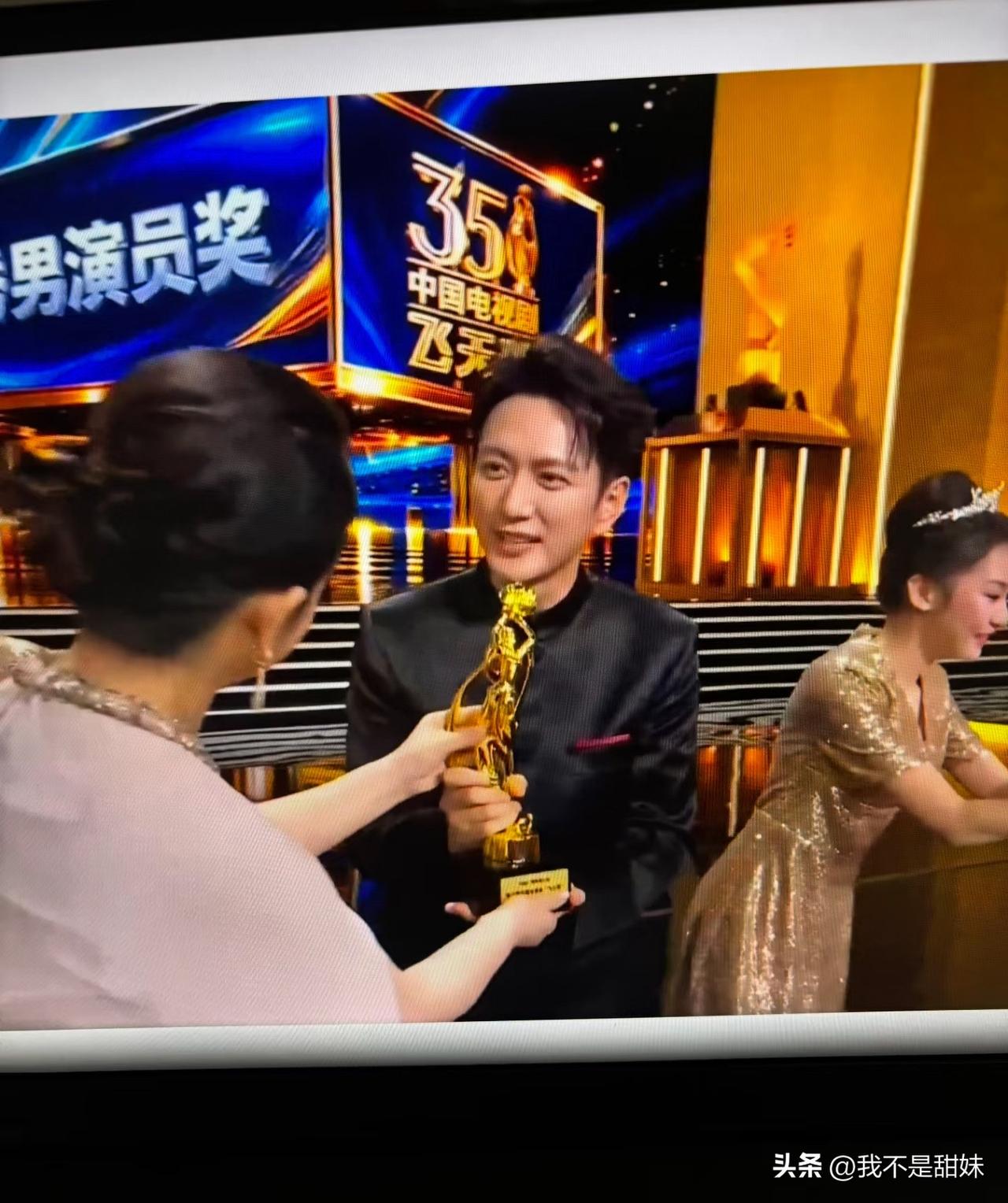 杨幂袁姗姗的大学同学，也是班长！
他北电之前是学法的好像，后来又考的北电
而且还