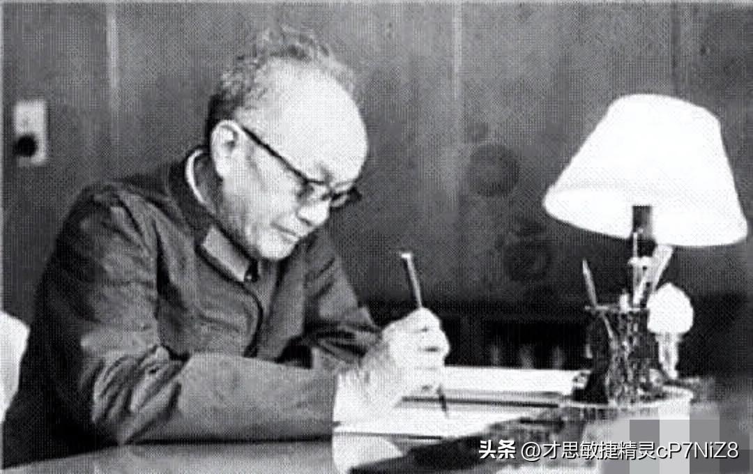 黄克诚复出担重任：十八年沉冤未改初心，一身铁骨护公道
 
黄克诚重新出山，是一九