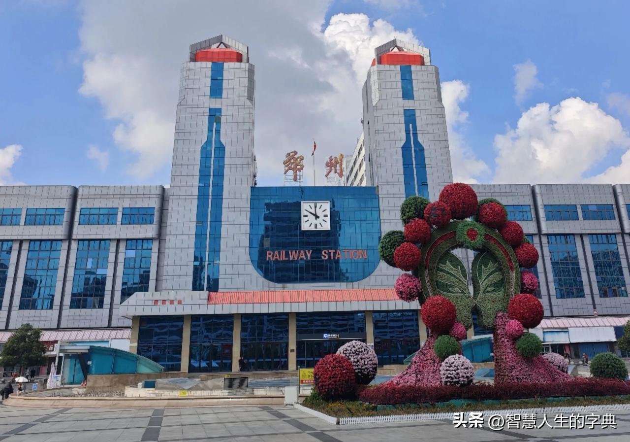 郑州站那个让无数旅客骂街的“咫尺天涯”，终于被一条隧道治好了。

2009年西广