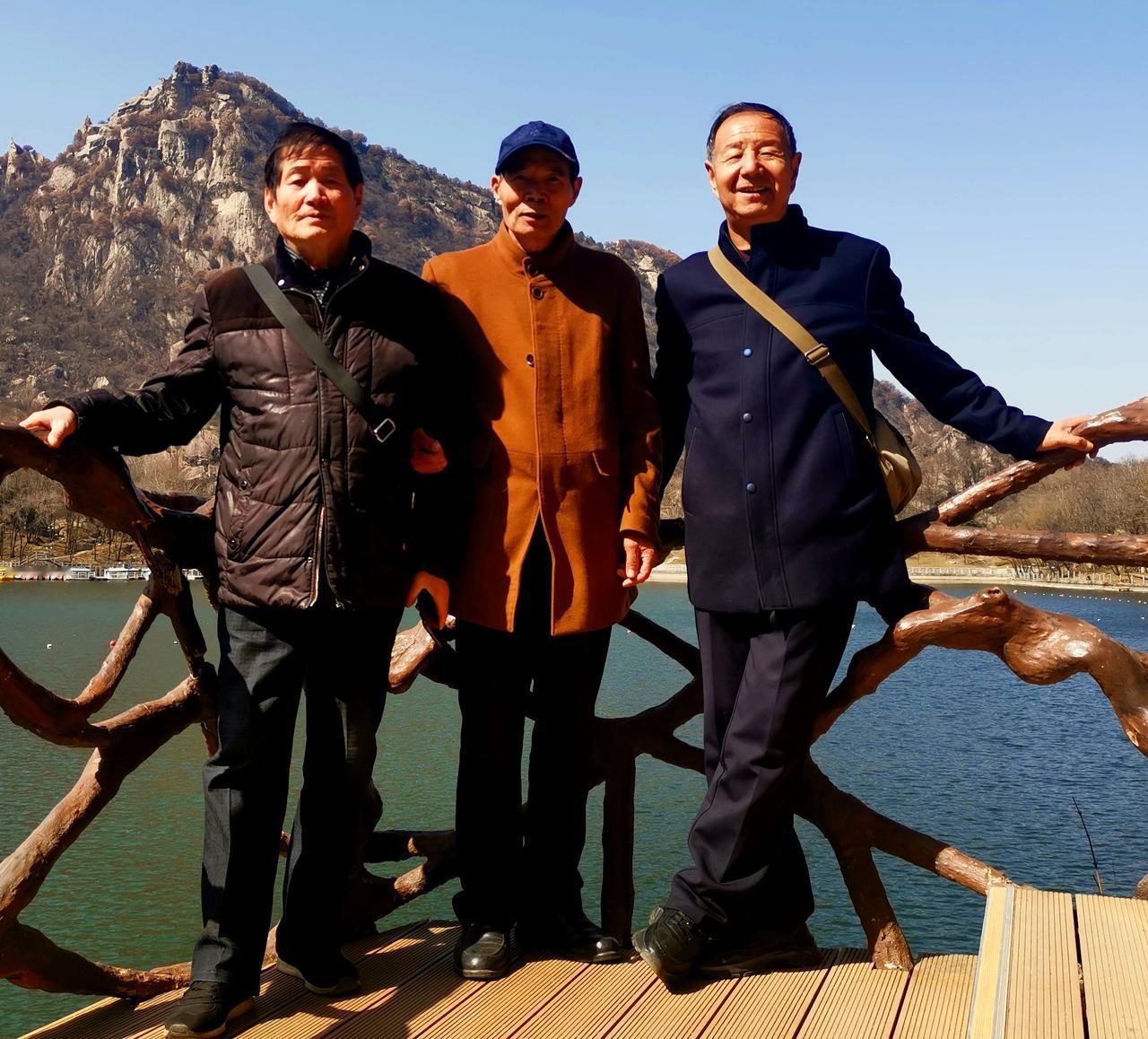 人老了怎么活？

       人老了怎么活？这是所有六七十岁的老人必须共同面对