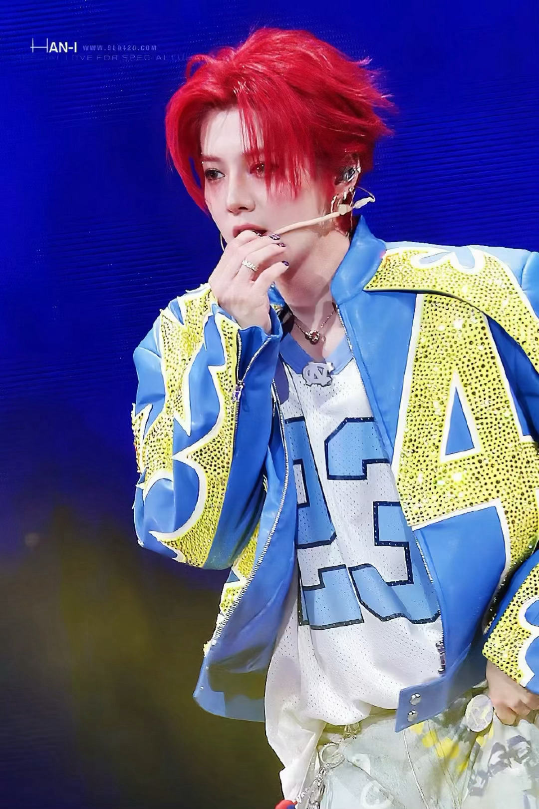 歌手鹿晗鹿晗 鹿晗真的长红这么多年不是没有道理的，次次出来活动都那么出圈。红发的