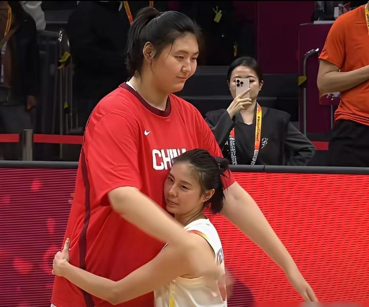 场上并肩，场下贴贴
女篮里最稳最甜的一对姐妹花
王思雨 × 张子宇
 
✅ 山东