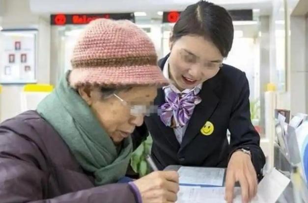 “专坑老年人！”湖北，68岁老太去银行存1万元钱，工作人员告诉她有一个利息高的业