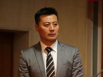 任程伟说，大一那年，我们都才19岁，她可是我们上戏，光芒四射的校花，还是科班出身