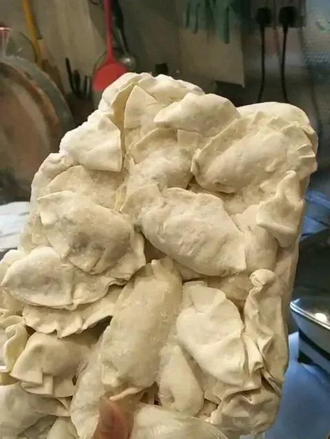 饺子冻在一起该怎么处理？怎么做才好吃？
终于找到方法了，饺子冻在一起再也不用丢了