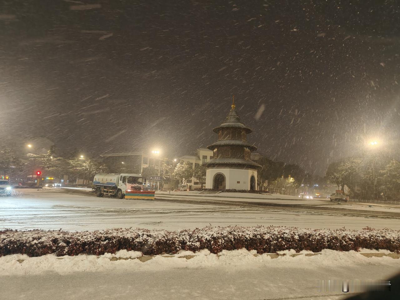 下雪了！在扬州市中心的文昌阁，可以看到扫雪车正忙着扫雪呵。