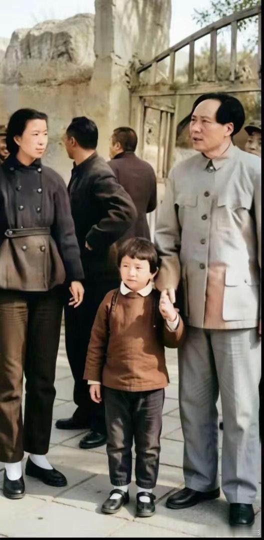 摄影人  窗外的景色。（图片来自网络分享）人生是一段来了又走的旅程，有喜有悲才是