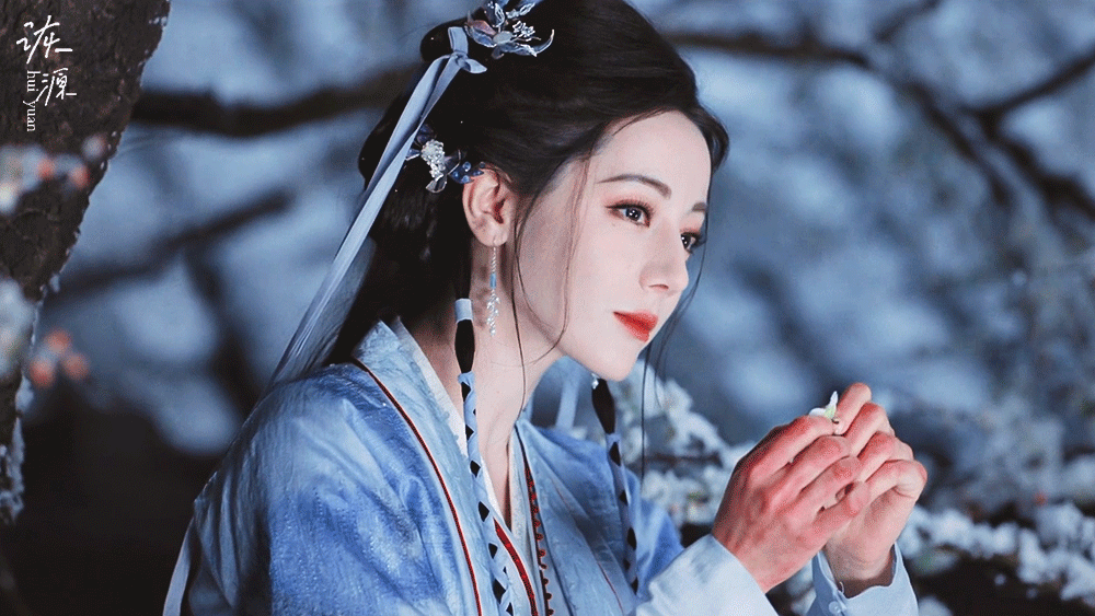 迪丽热巴 《白日提灯》贺思慕 / 动图▷EP01-17 垂发+蓝衣-坐在花树上?