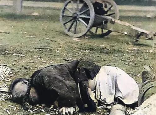 1905年，北京火车站，吴樾行刺失败，一名清军抓着他的辫子，正被清理出车厢，镜头