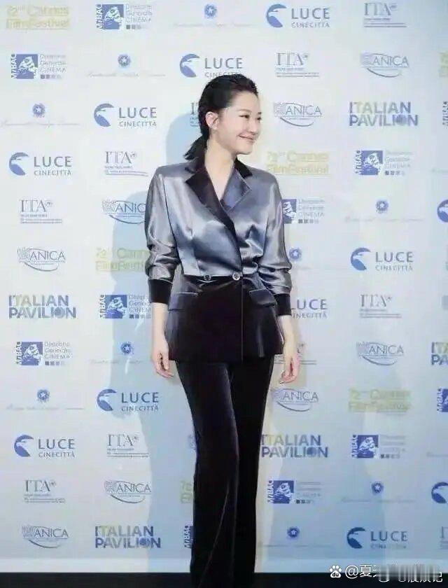 许晴的气质令人惊艳，绸缎西装展现独特魅力。她的每一次亮相都散发着不可抵挡的优雅。