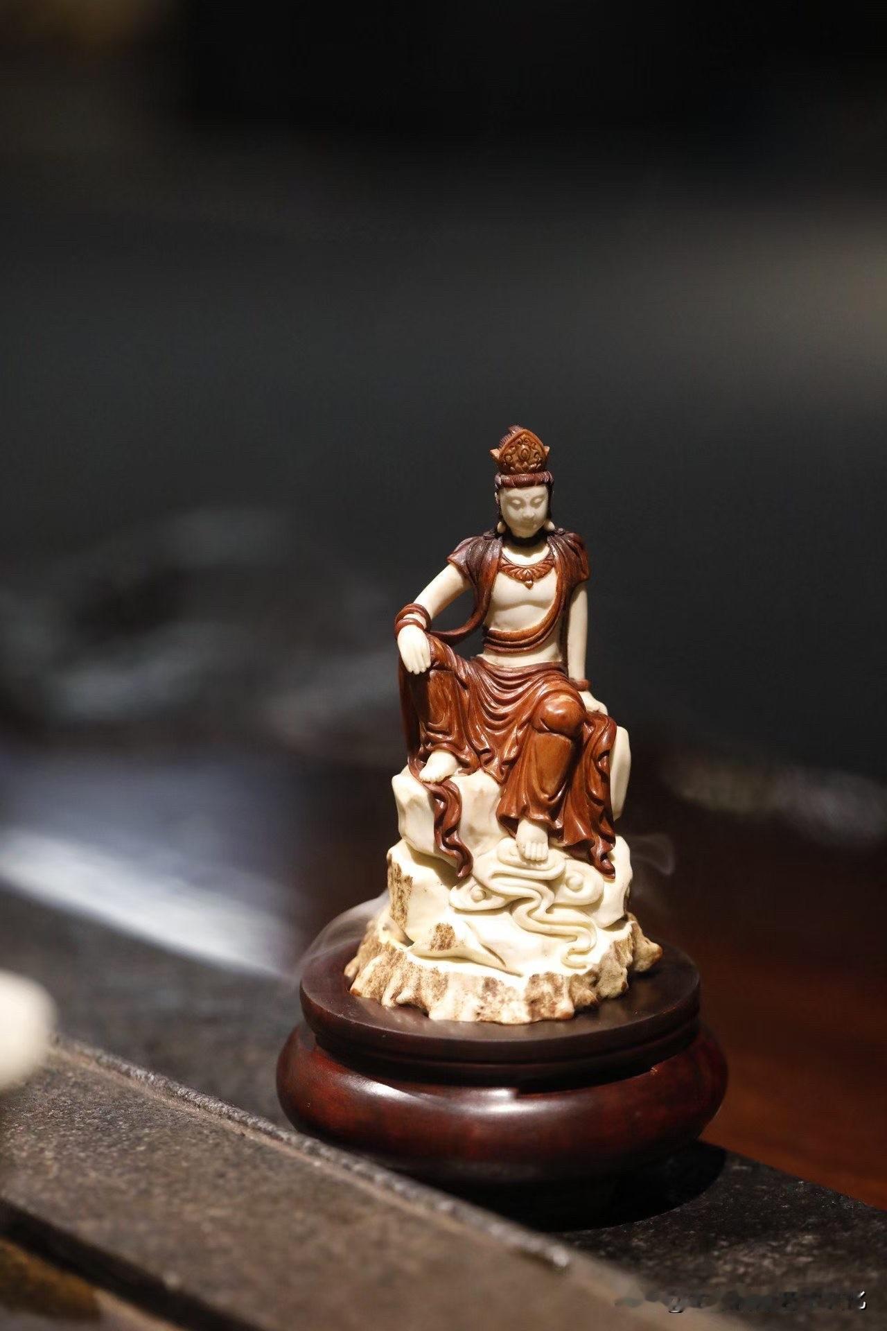 鹿角仿古「自在观音」香炉

不是那种一眼惊艳的器，
却很耐看。

鹿角温润，光不