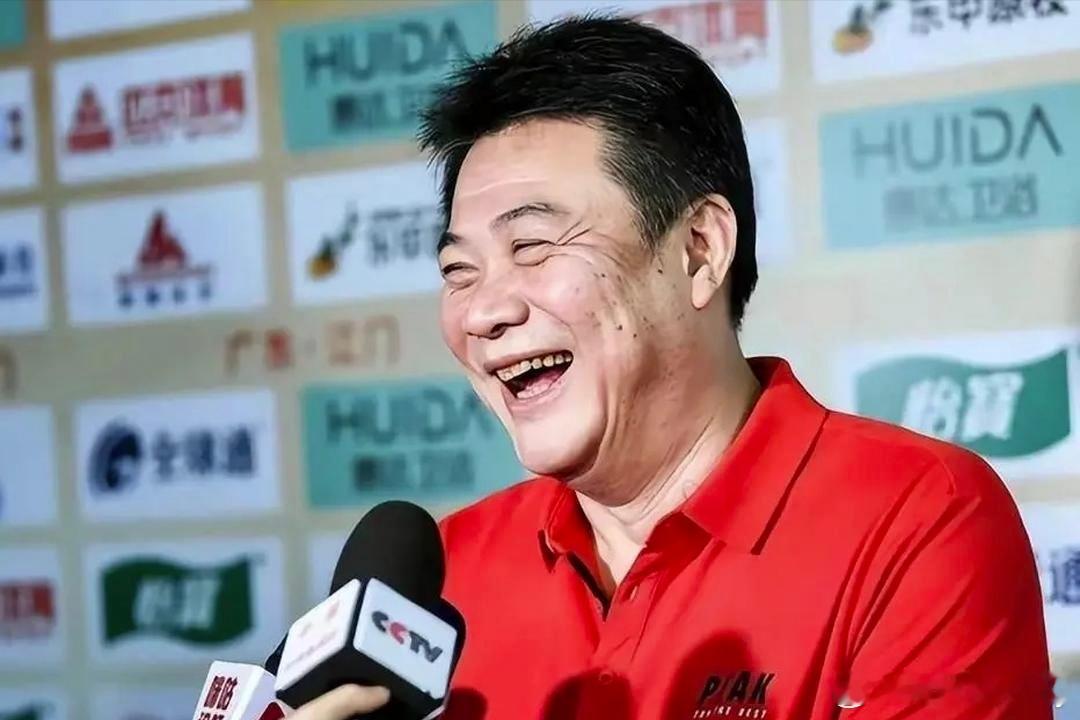 蔡斌执教国家女排三大赛无冠。具体经历如下:2001-2008担任国青主帅，吴胜期