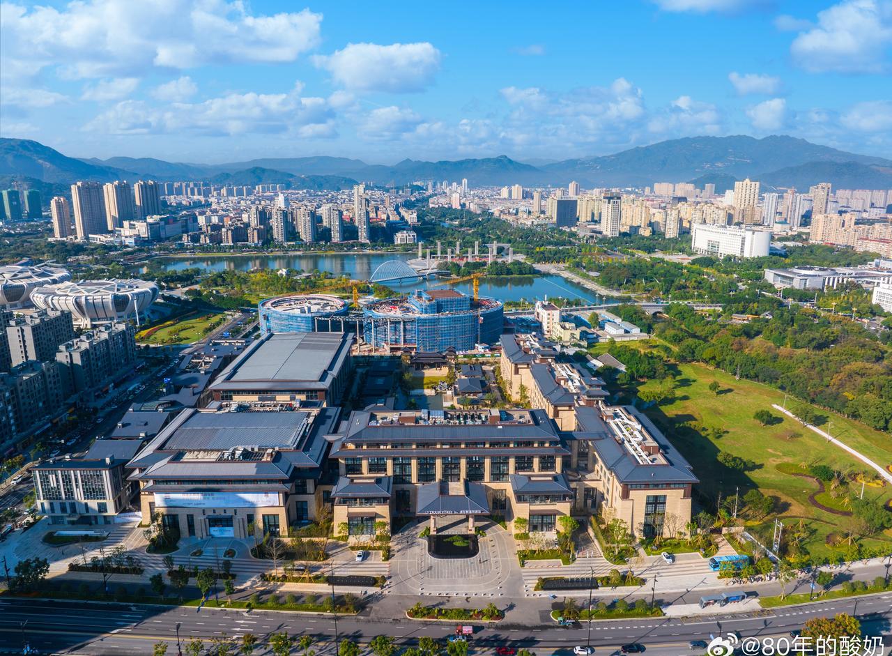 拿着手机看世界超话强城在行动 清晨，在公园绿地里晨练漫步；午后，沿168黄金海岸