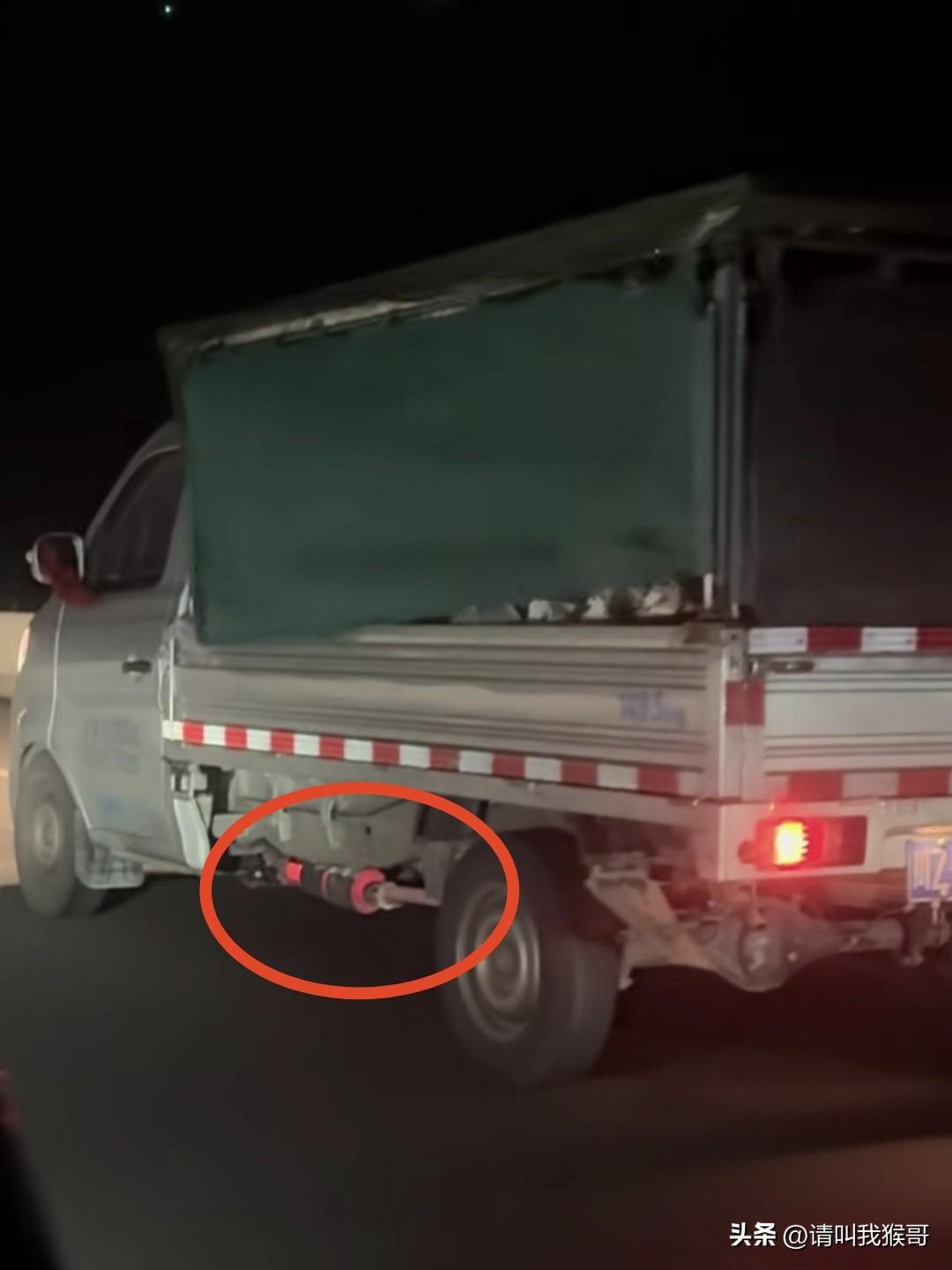 这是什么情况，排气管都烫红了……