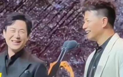 两人跳着即兴的舞步上台。在2026年7月25日的第16届FIRST青年电影展颁奖
