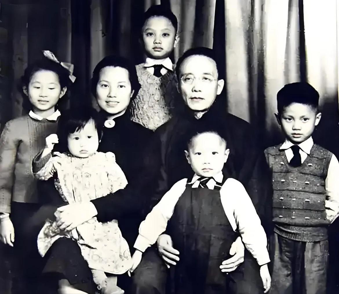 1949年，郭沫若与夫人于立群以及五个子女的合影，郭沫若1937年回国参加抗战，