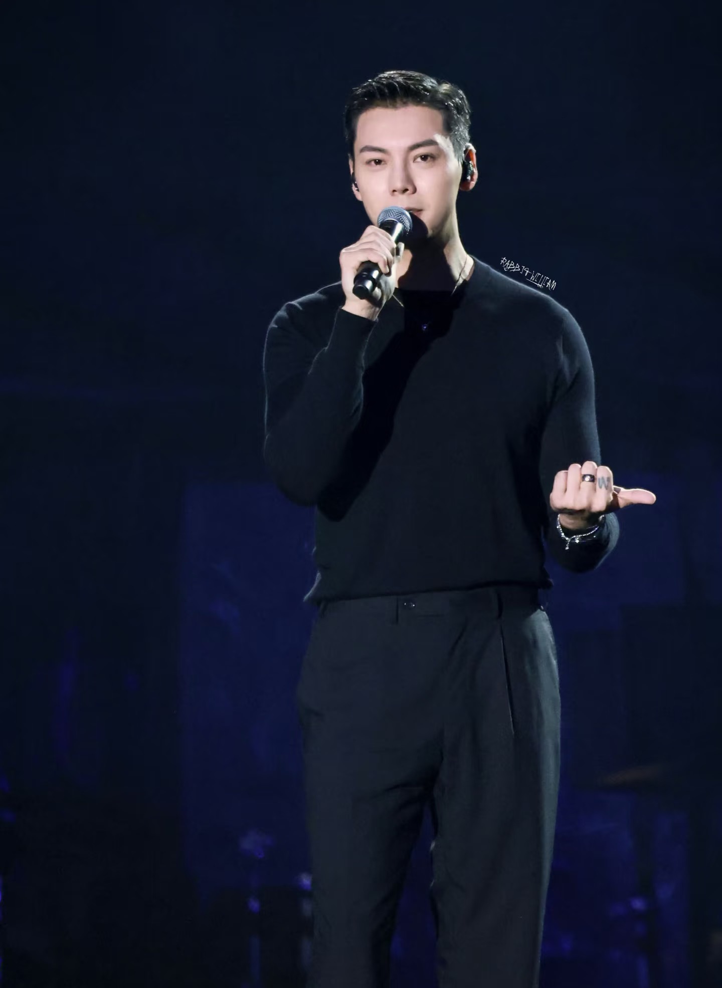 陈伟霆被粉丝催开演唱会这位粉丝说出了我的心声，在线求陈伟霆演唱会🙋！ ​​​