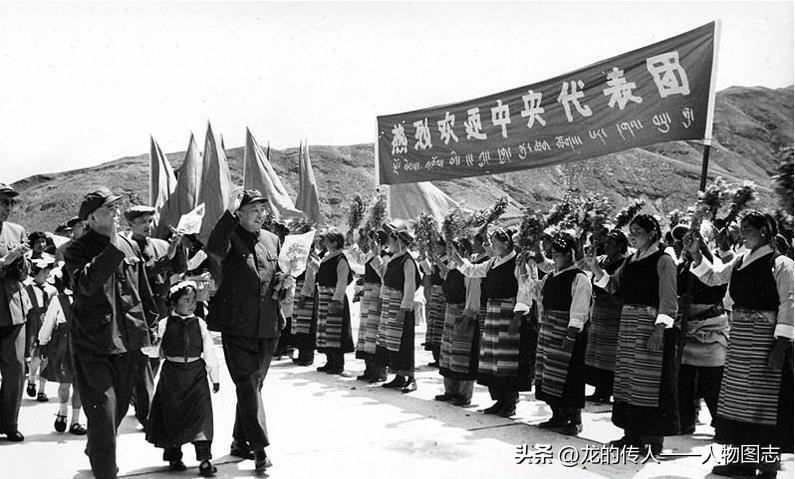 1975年9月5日华国锋乘专机从成都到达拉萨机场，受到拉萨各族3万多人民隆重、热