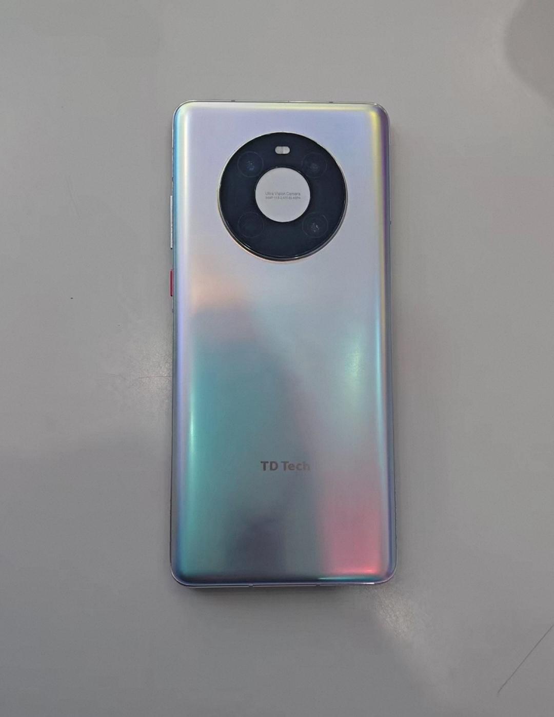 鼎桥M40，外观以及部分配件和mate40基本一样，只是它换了处理器，价格并没有