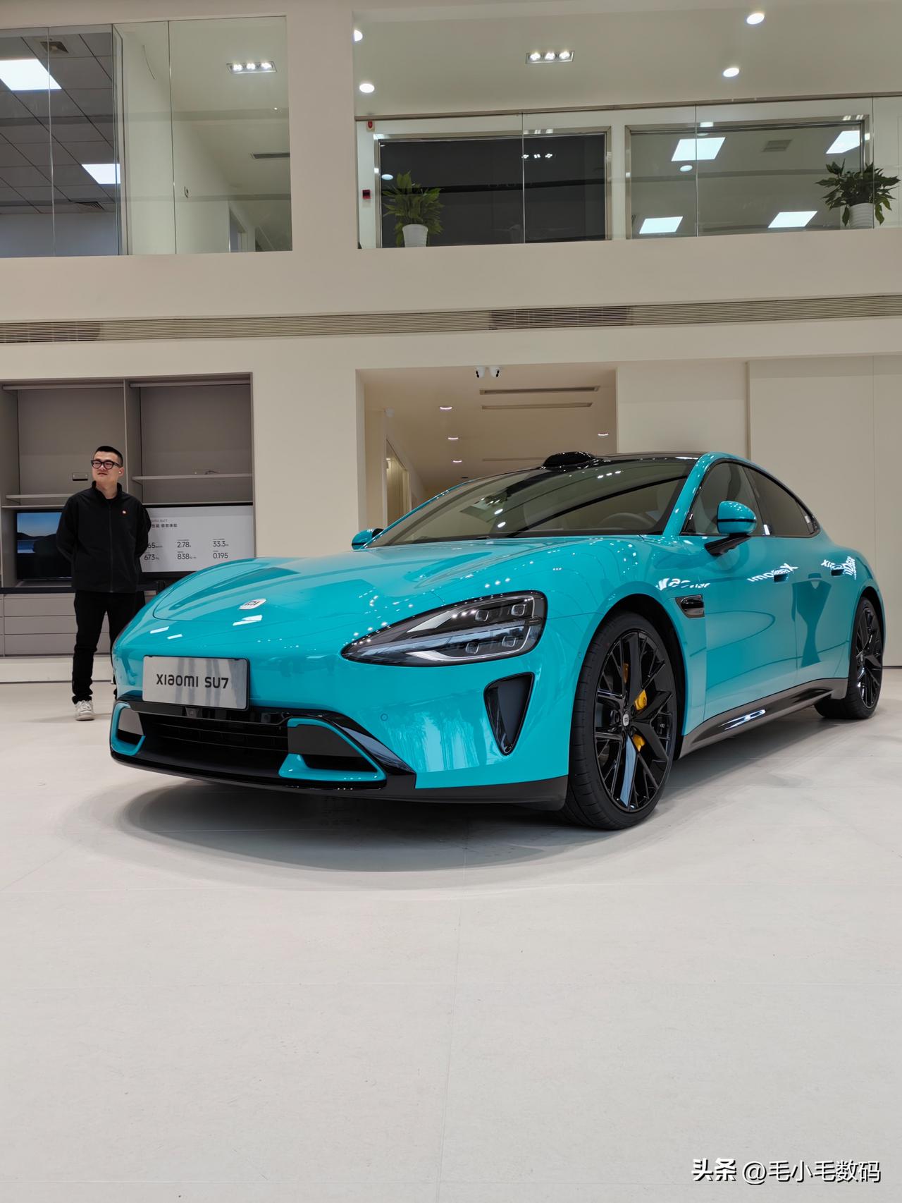 小米SU7 这热度是真没谁了...
原本想着天气不好肯定没啥人去看车的，毕竟只能