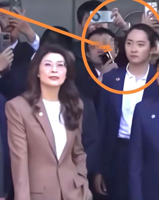 郑丽文身后女保镖意外走红！这安保实力，真的规格超高！
郑丽文拜谒的现场照一出来，