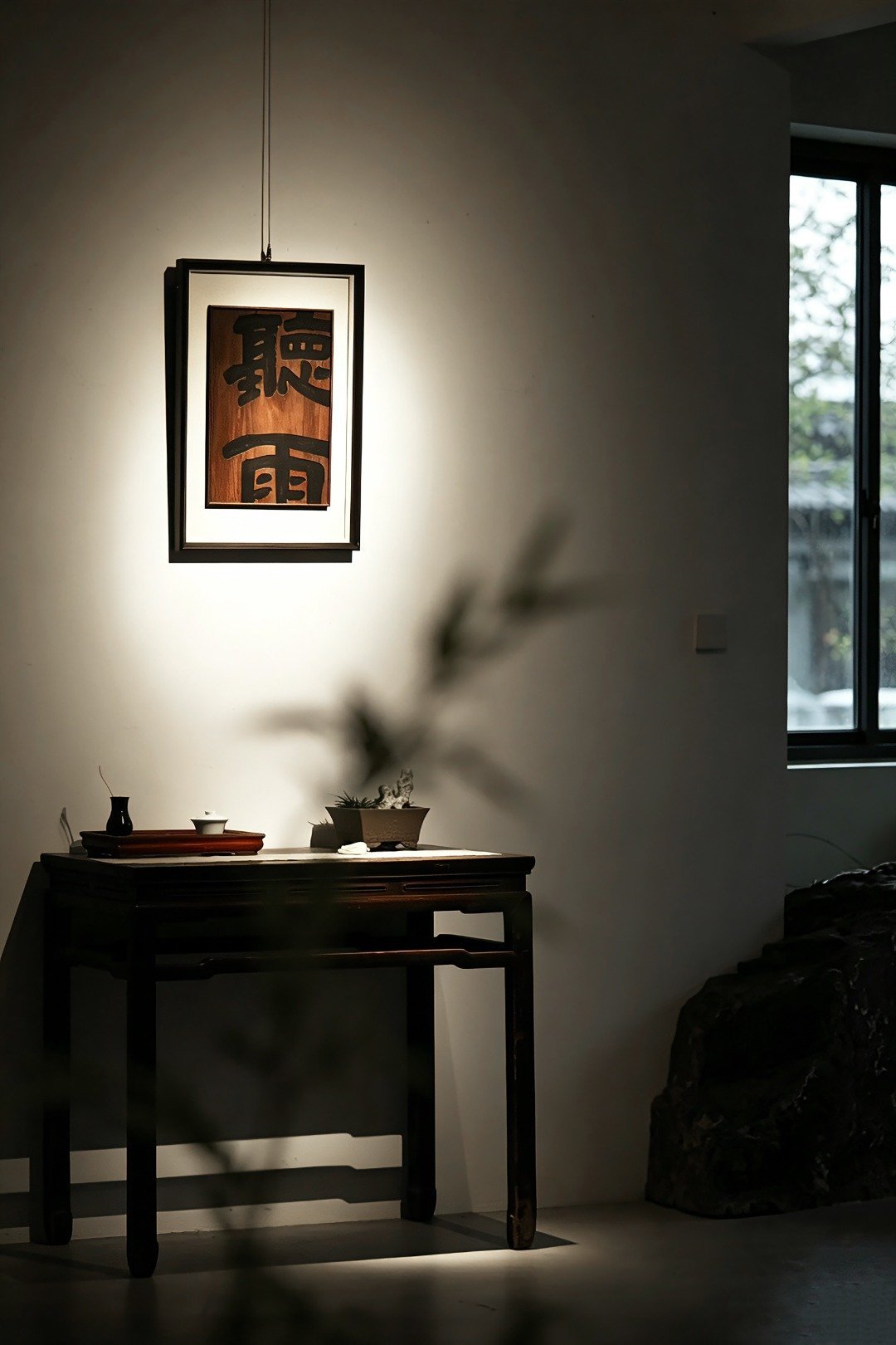 老楠木【听雨】挂屏取材经年老楠木板，纯手工刻画，题字“听雨”古雅生动，雅室陈设悬