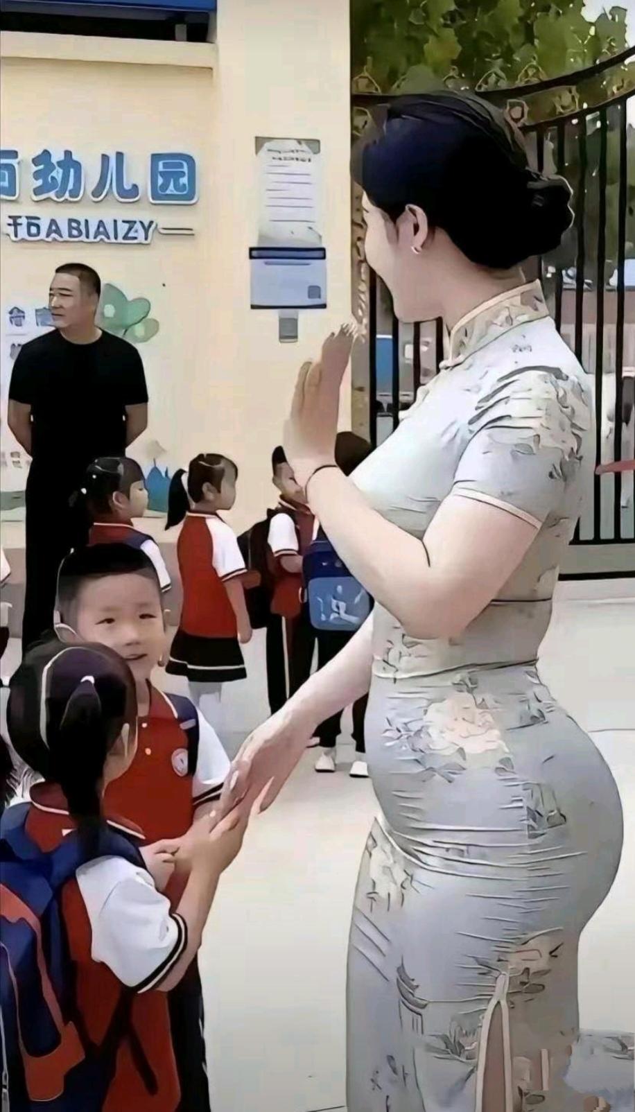 这是从《西游记》里逃出来的女妖吗
引得男人都来幼儿园来接孩子了
是醉翁之意不在酒