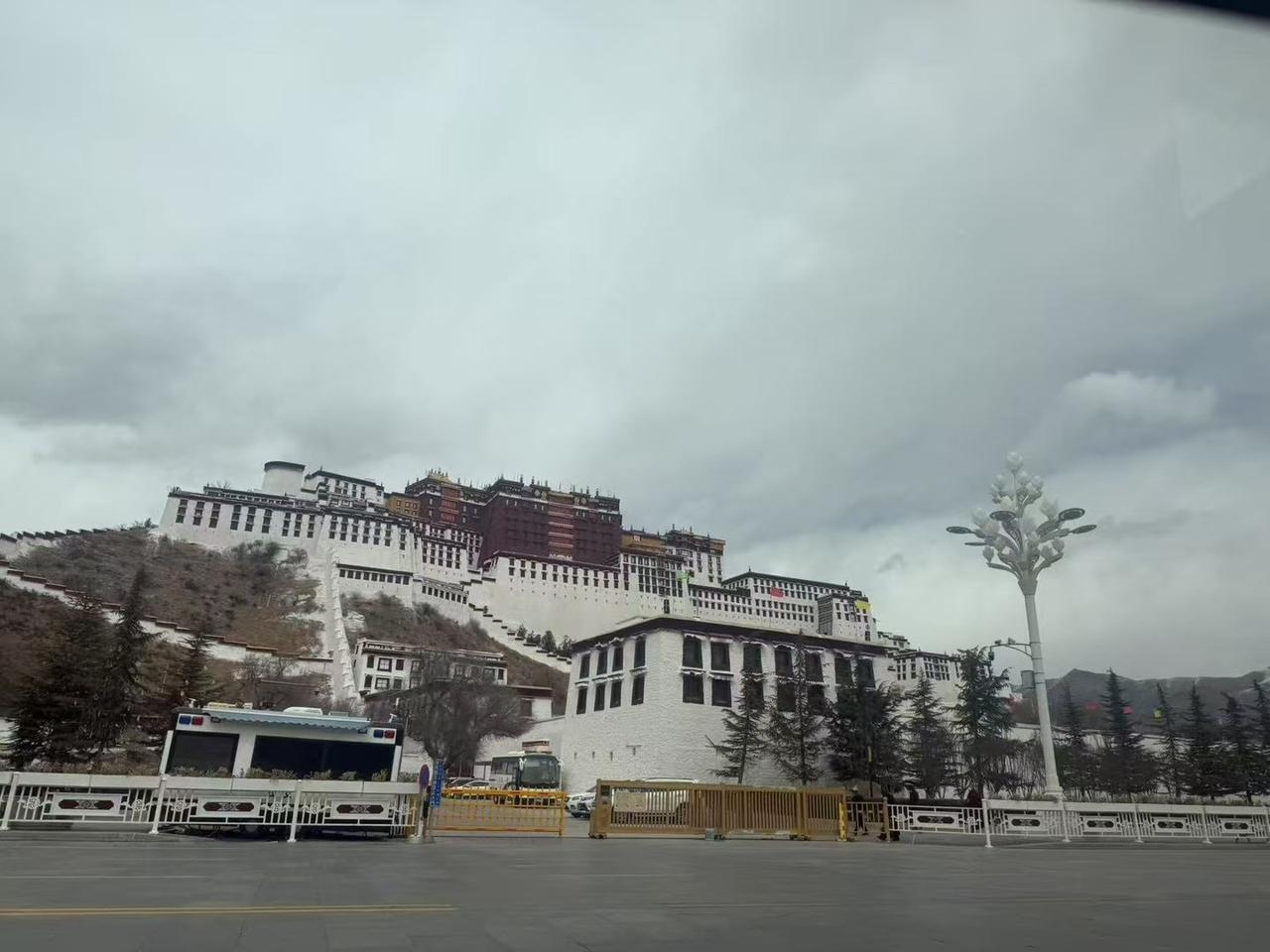 记录我的2026赴一场西藏之约，仰望布达拉宫的庄严静谧，沉醉巴松措澄澈碧绿的湖水