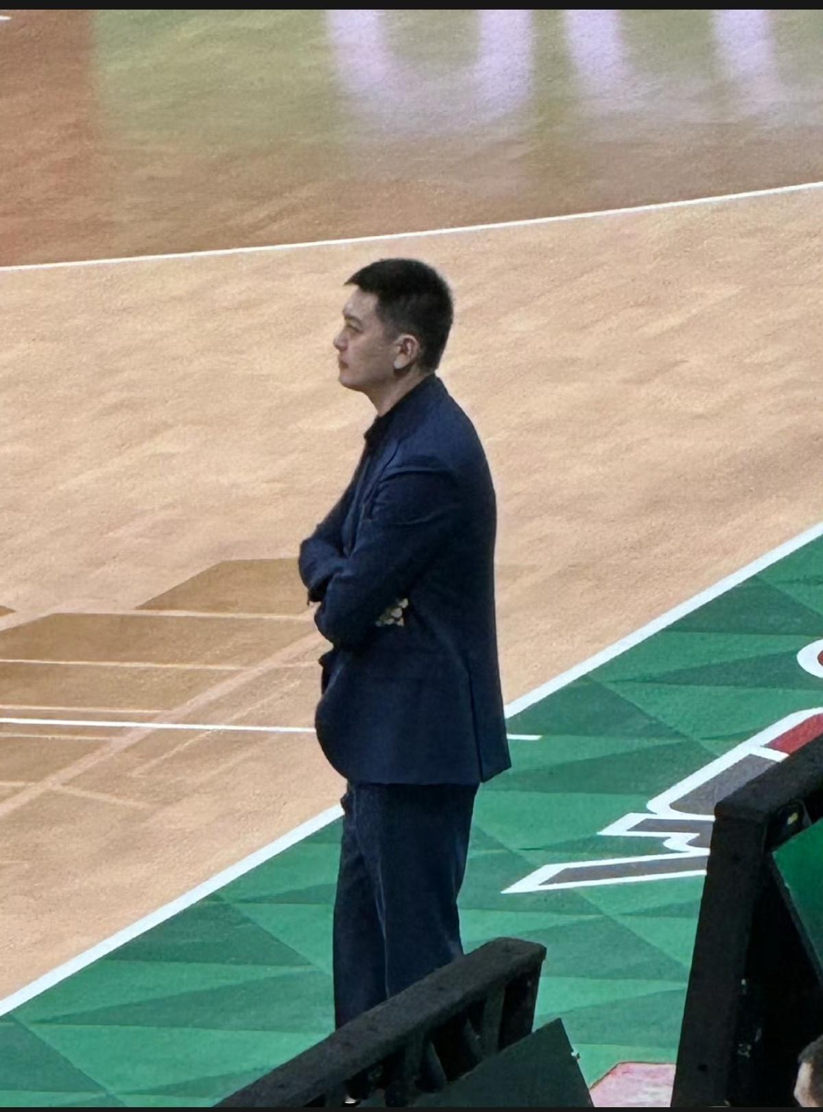 杨鸣 辞职第四节全队四分这是整的啥活儿铁打的营盘流水的兵走出来依然可鸣CBA