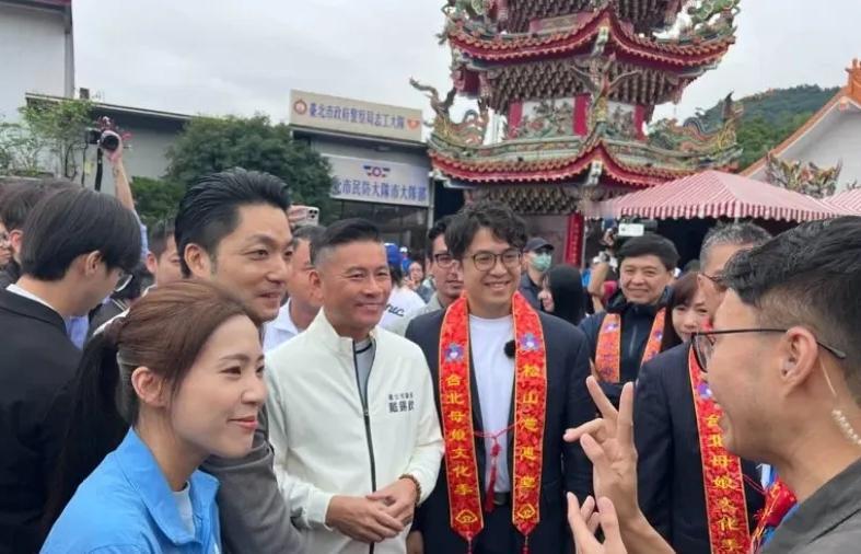 沈伯洋新造型亮相，与蒋万安同框

4月25日上午，台北市政活动现场上演了一场意外