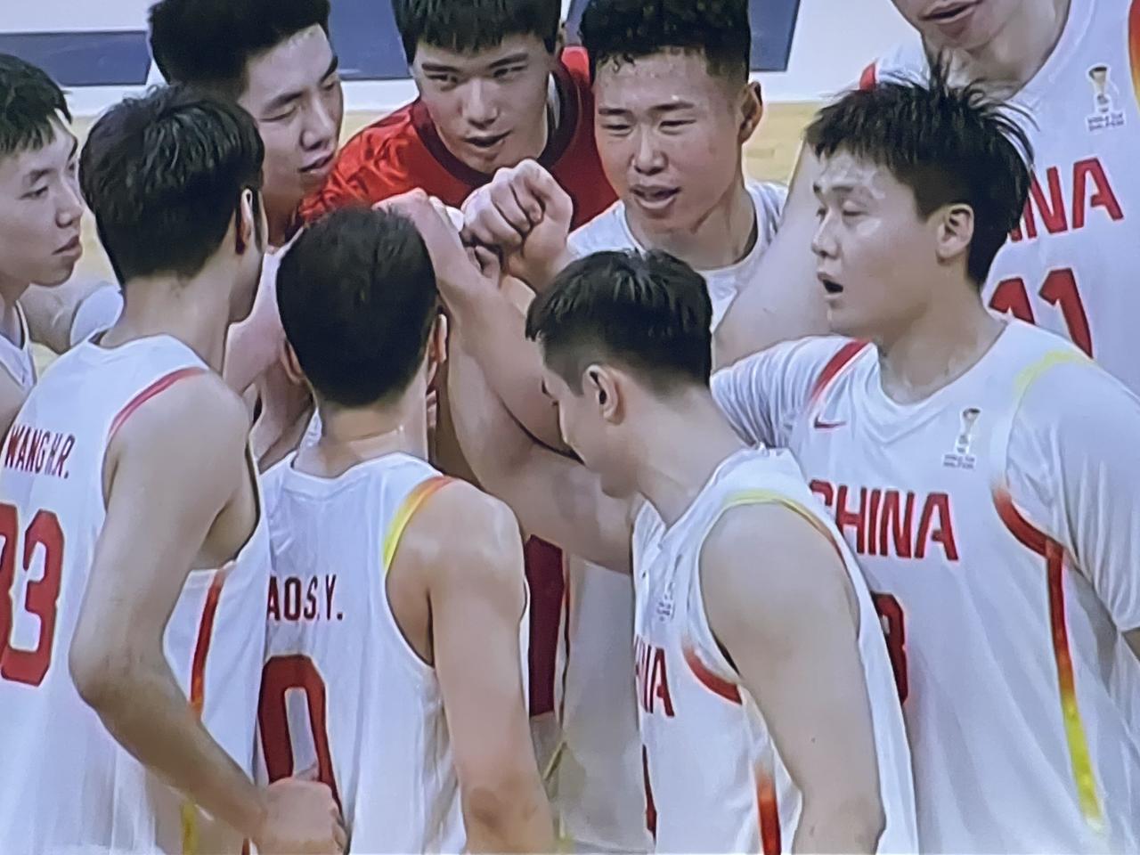 国家队差一点输给省队！今天国家男篮打台北男篮一直被台北队压着打，一度被台北领先两