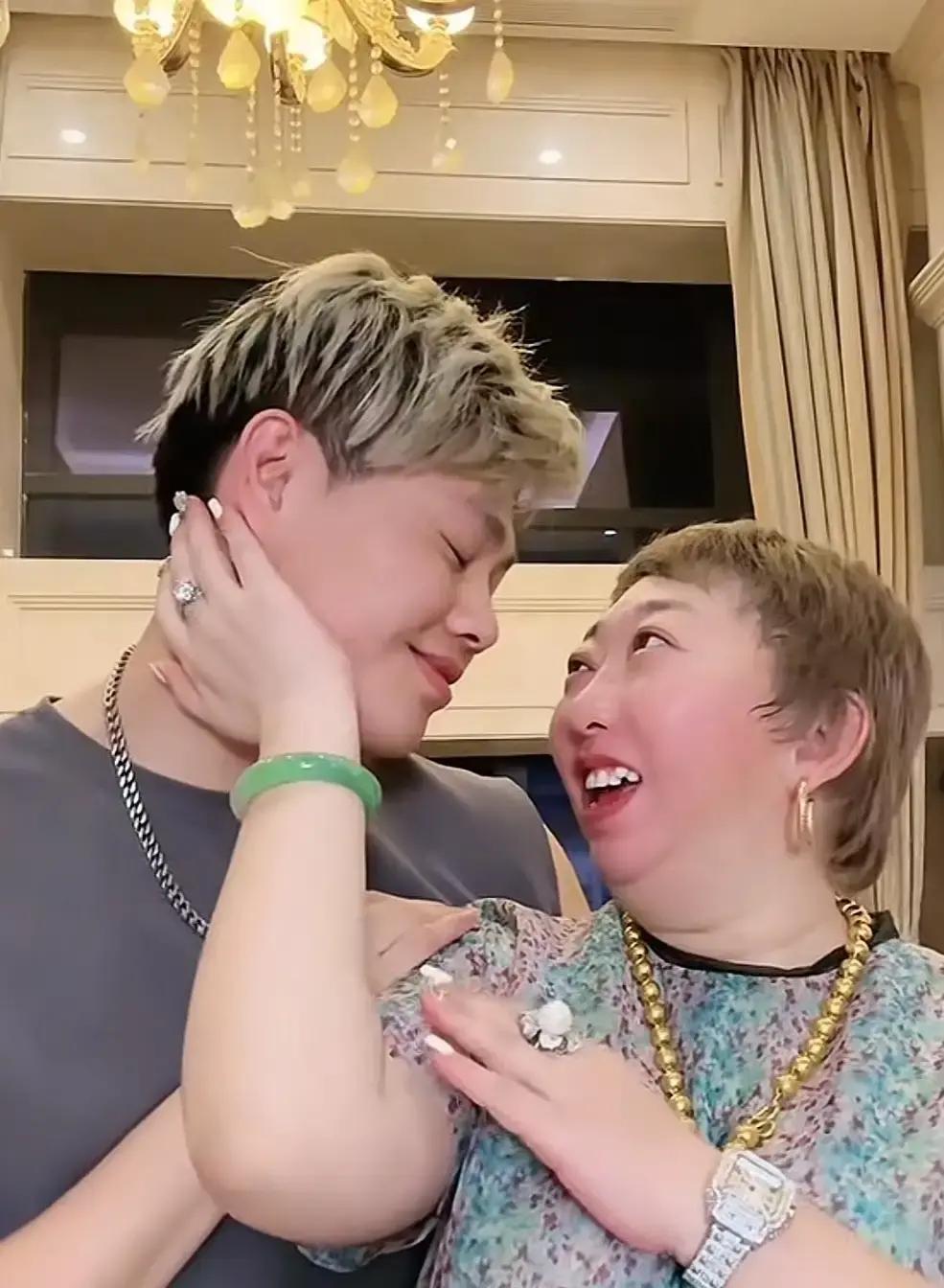 万万没想到
给大家报个喜，大林子的报告结果是良性结节，小老公担心的哭了。这次把三