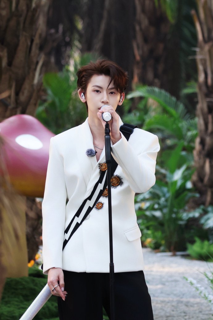 王琳凯苏州线下生图小鬼一身黑低调现身苏州 来苏州偶遇小鬼了！全黑look低调现身