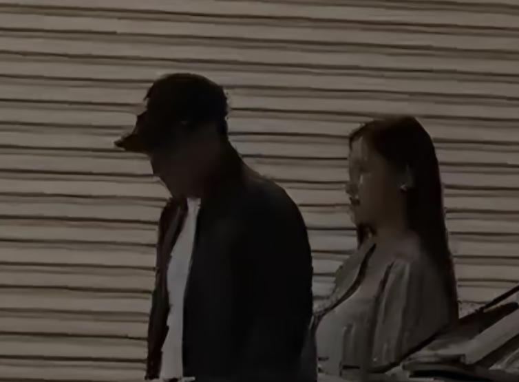 刘恺威新恋情曝光，女方胸挺屁股翘，两人十指紧扣大方与人打招呼
娱乐