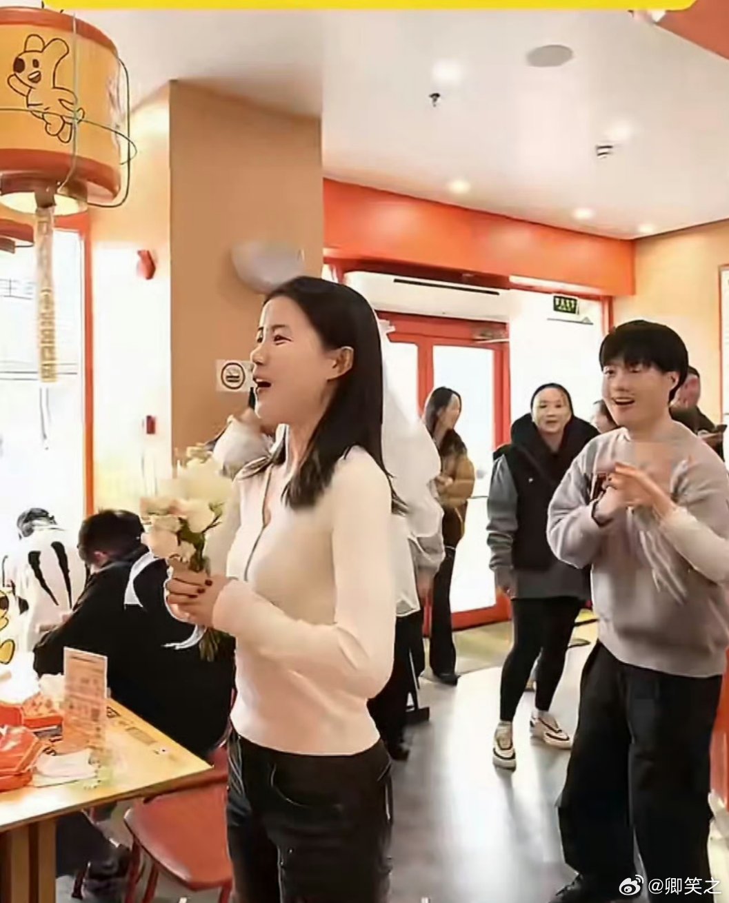 小孩哥小孩姐的专属席面 饮料插着卡通吸管，美味摆满一整页。专属席面已备好，快来享