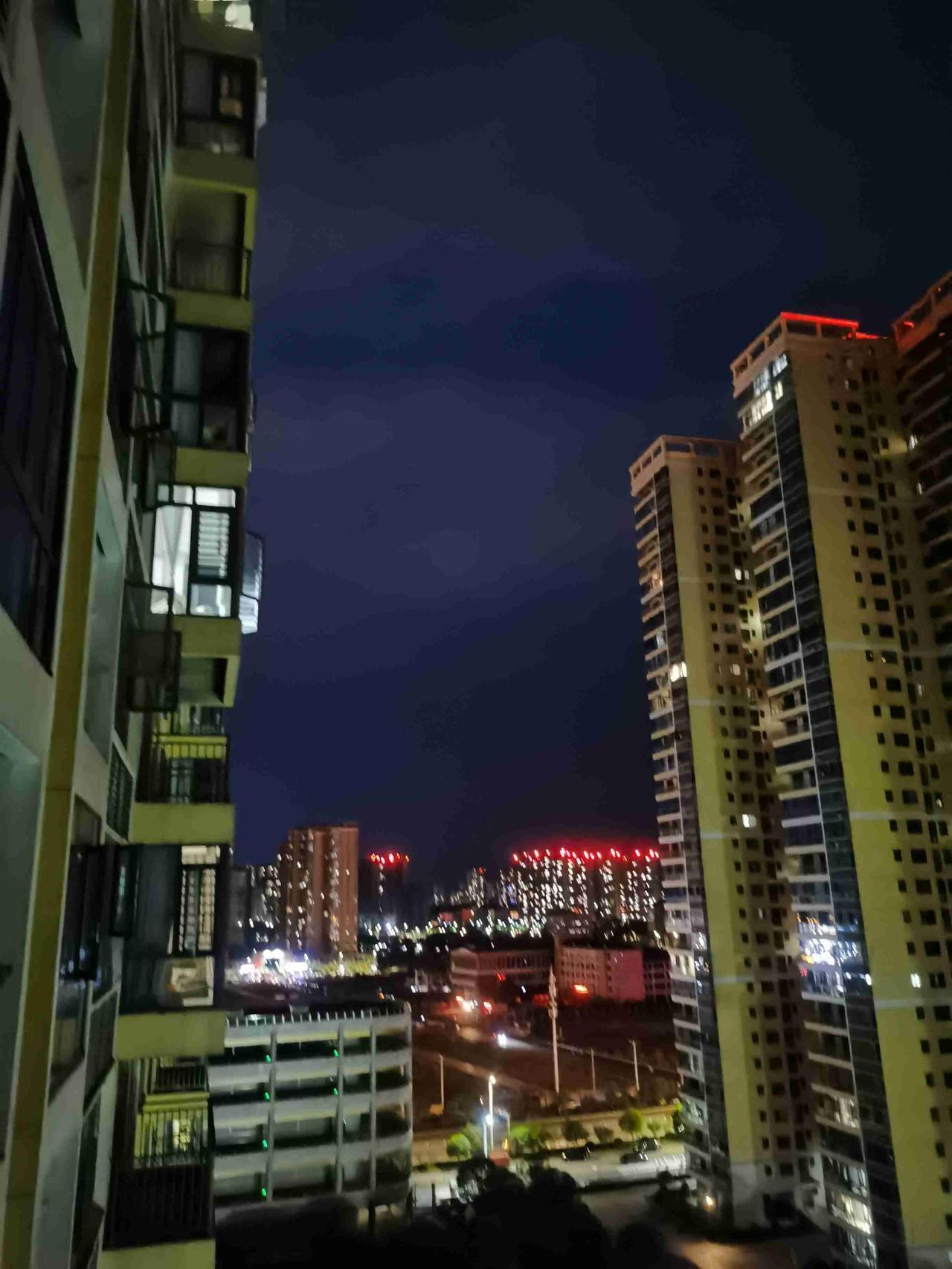 我的今日状态：😪没睡醒
我这里的天气：☀️晴天

每晚深夜熬过凌晨，看夜色还在