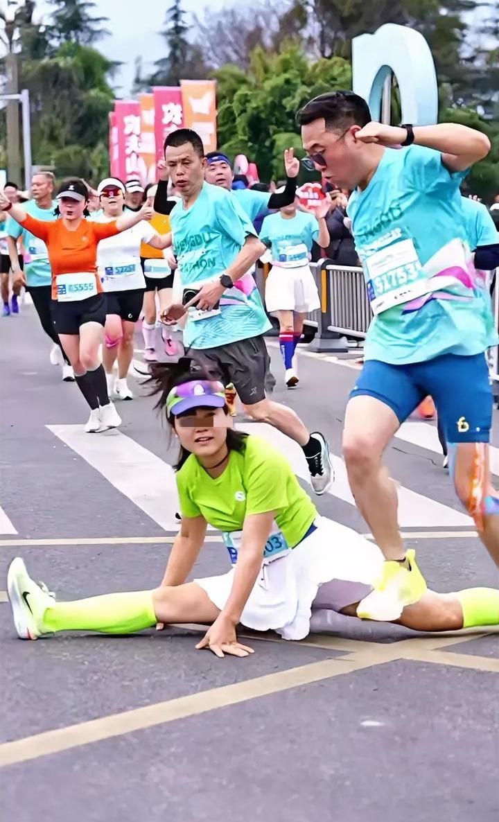 “劈叉姐”被全省禁赛，这也是国内独一无二的禁赛处罚：因为在马拉松比赛过程中随地练
