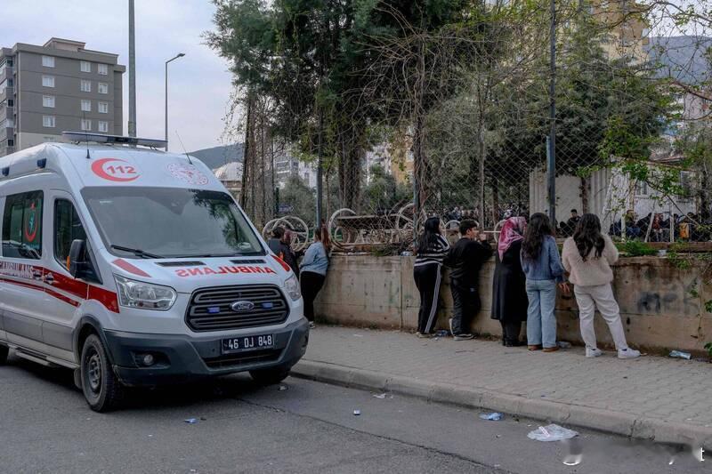 土耳其再爆校园枪击案！ 14岁学生持枪扫射酿9死13伤疑犯案后自戕海外新鲜事 土