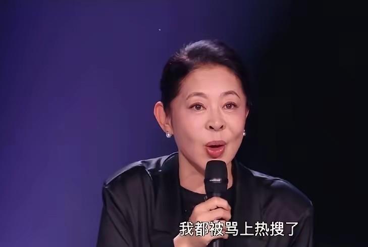 倪萍在直播里，当众掏出了一张保证书。
连说了三句“我错了”。
这画面太反常了。一