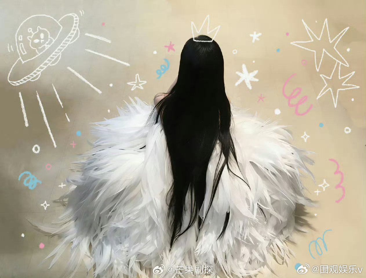 鞠婧祎黑天鹅外套鞠婧祎黑天鹅羽毛外套 鞠婧祎黑天鹅外套，美爆了 