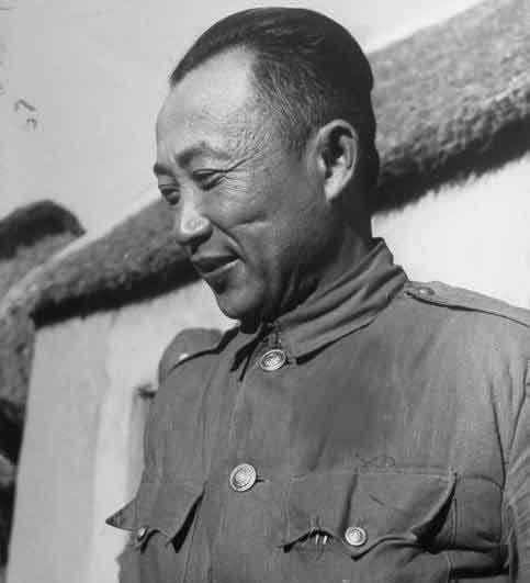 1950年，国民党中将李弥逃到台湾后，遭到弃用，他的妻子也下落不明。可就在李弥绝