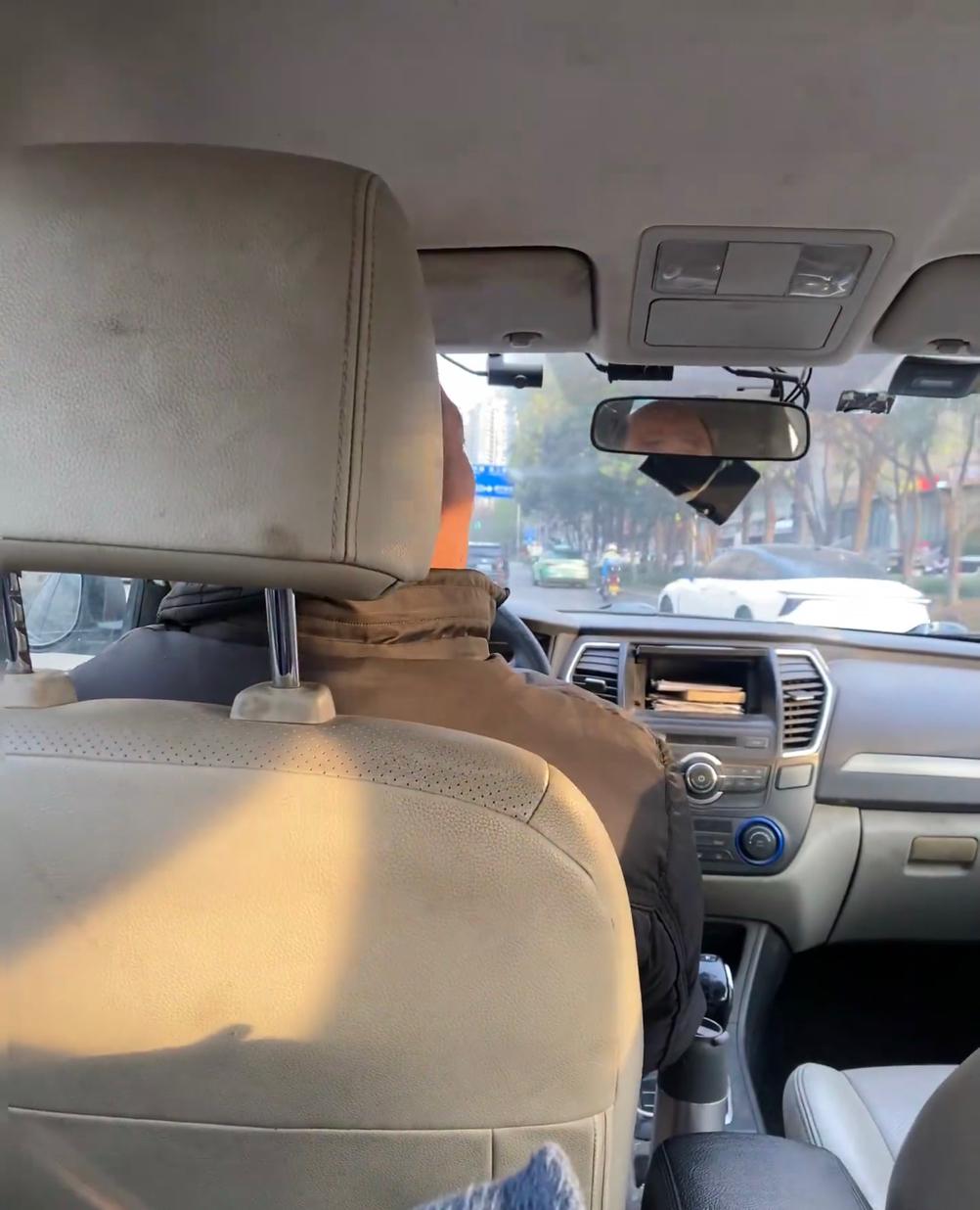 网约车这活儿，说好跑也能挣着钱，说难跑能让你天天想撂挑子。

早高峰时最爽，单子