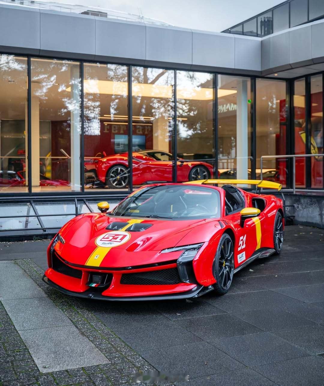 法拉利SF90 XX Spider身披独一无二的Hyperclub勒芒主题涂装采