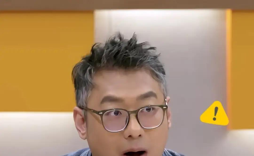 乐评人梁源，原来并不简单，被网友扒出背景，本科是自考的旅游管理，研究生是学书法的