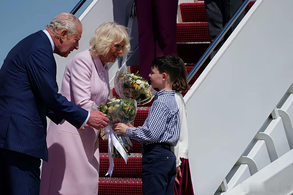 以前见识少，原来美国也有接机时安排儿童代表献花的礼仪。 