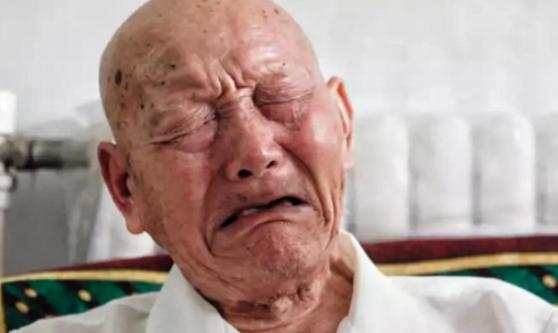 功勋老兵孙顺明被儿媳赶出家门，住进机井房。2020年，英雄身份曝光，政府送来30