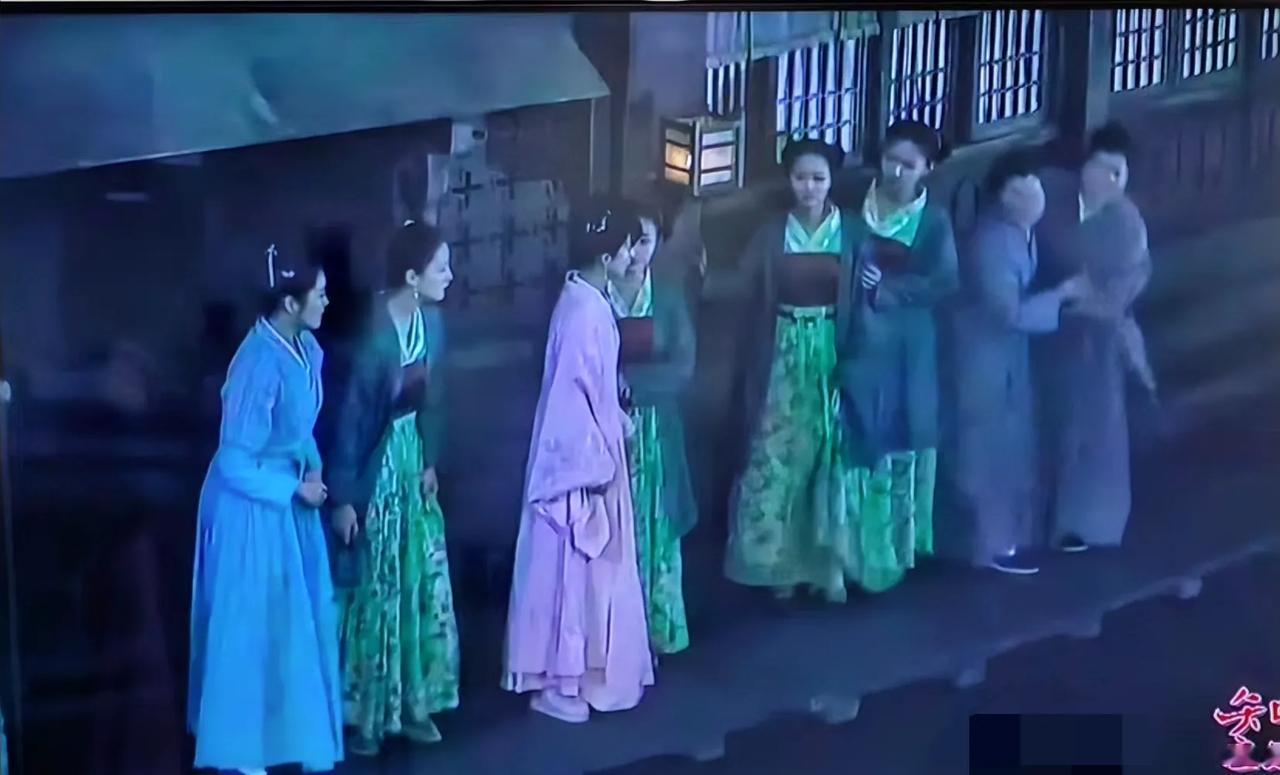一是舢板太小了，前面有说过，船上只有一个舢板，基本就只够祖母和嬷嬷坐了，二是船上