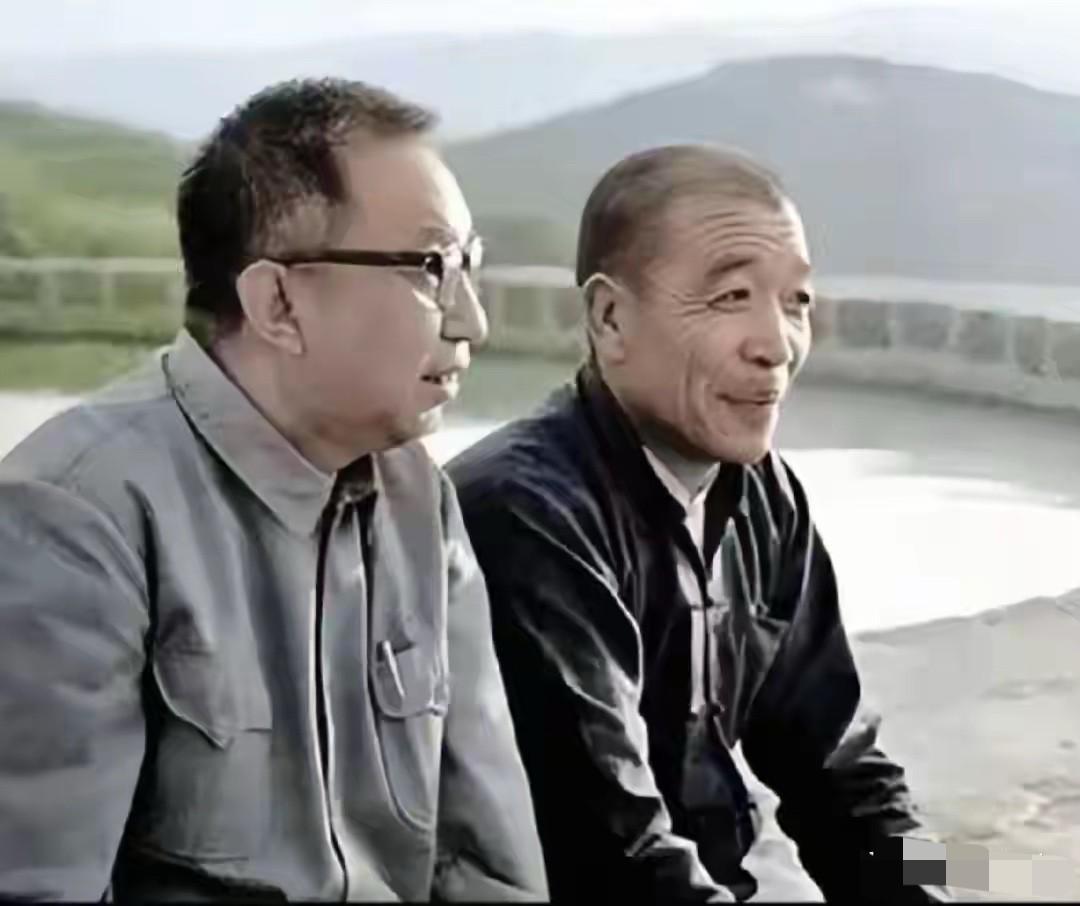 这张照片定格了华国锋同志与陈永贵同志在山西大寨虎头山上并肩而坐的瞬间。两个山西老